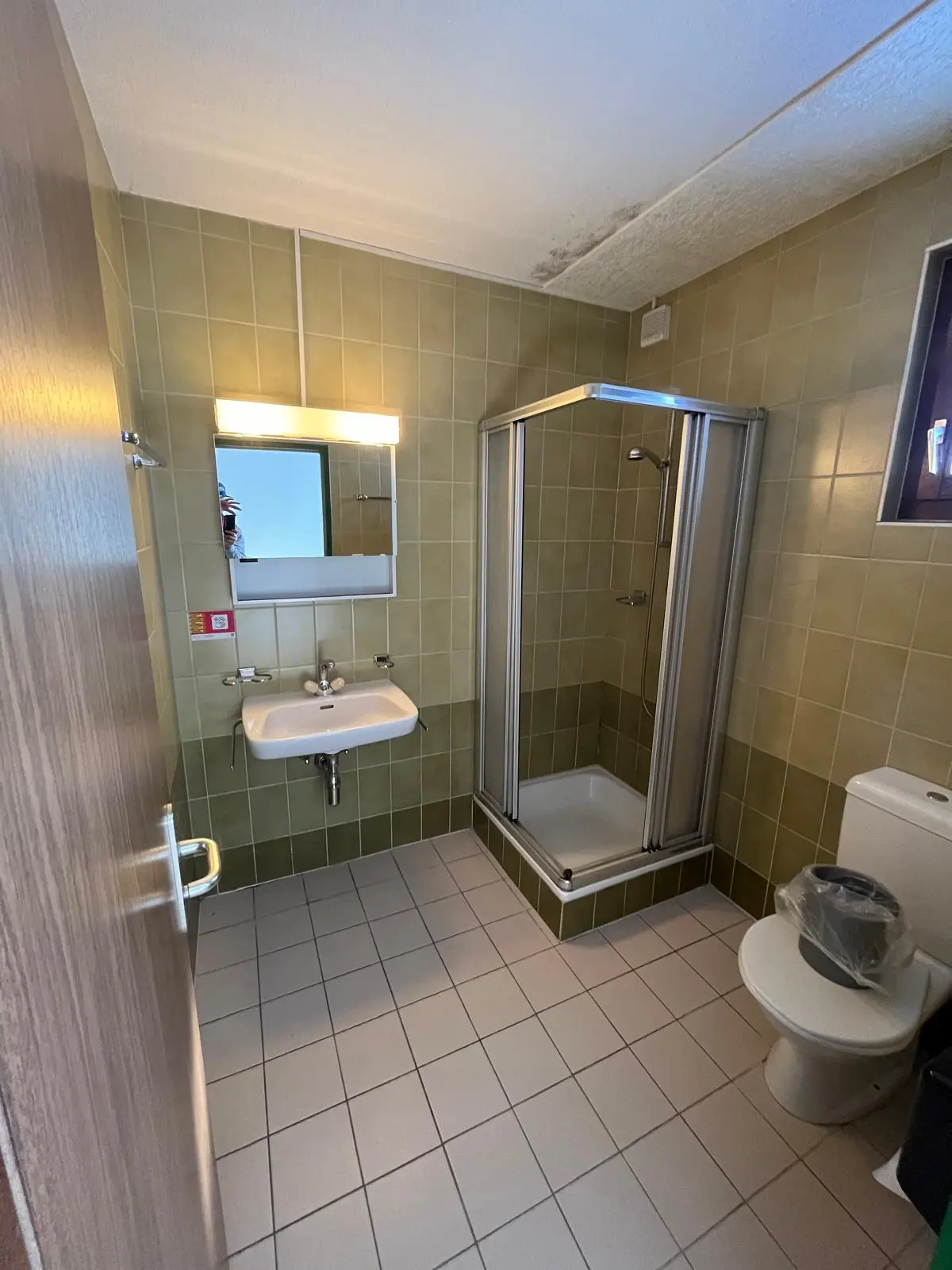 Salle de douche attenante à la chambre (2 lits)